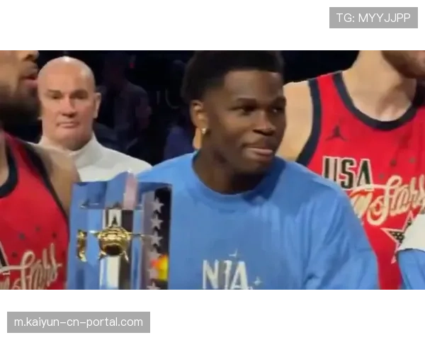 全新赛制激活全明星周末 爱德华兹捧起MVP奖杯 全新赛制激活全明星周末 爱德华兹捧起MVP奖杯